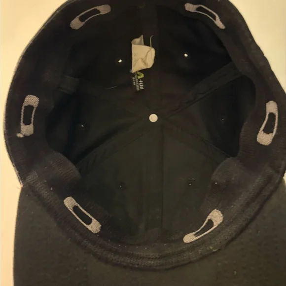 Oakley Men's Black Cap with Silver Logo - Picture 6 of 6